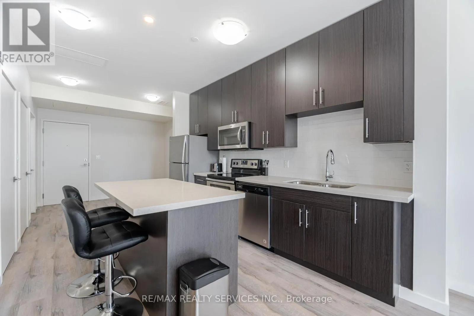 311 - 690 KING STREET W
