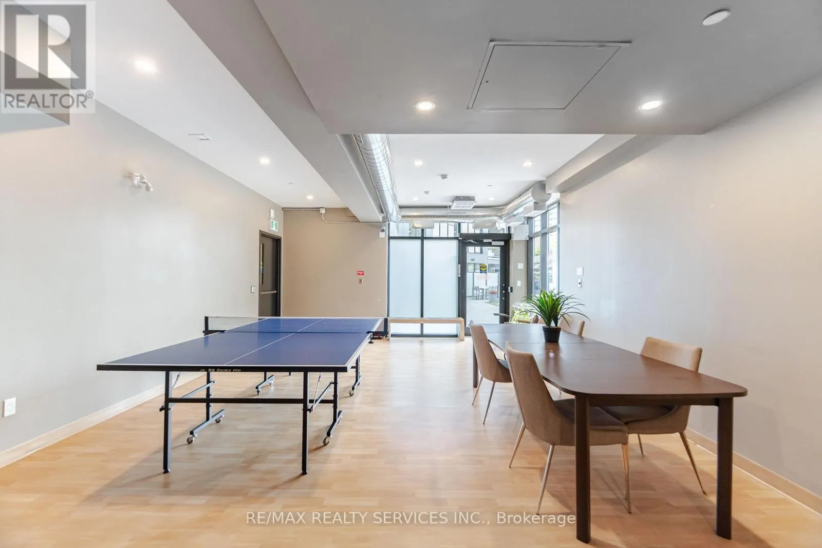 311 - 690 KING STREET W