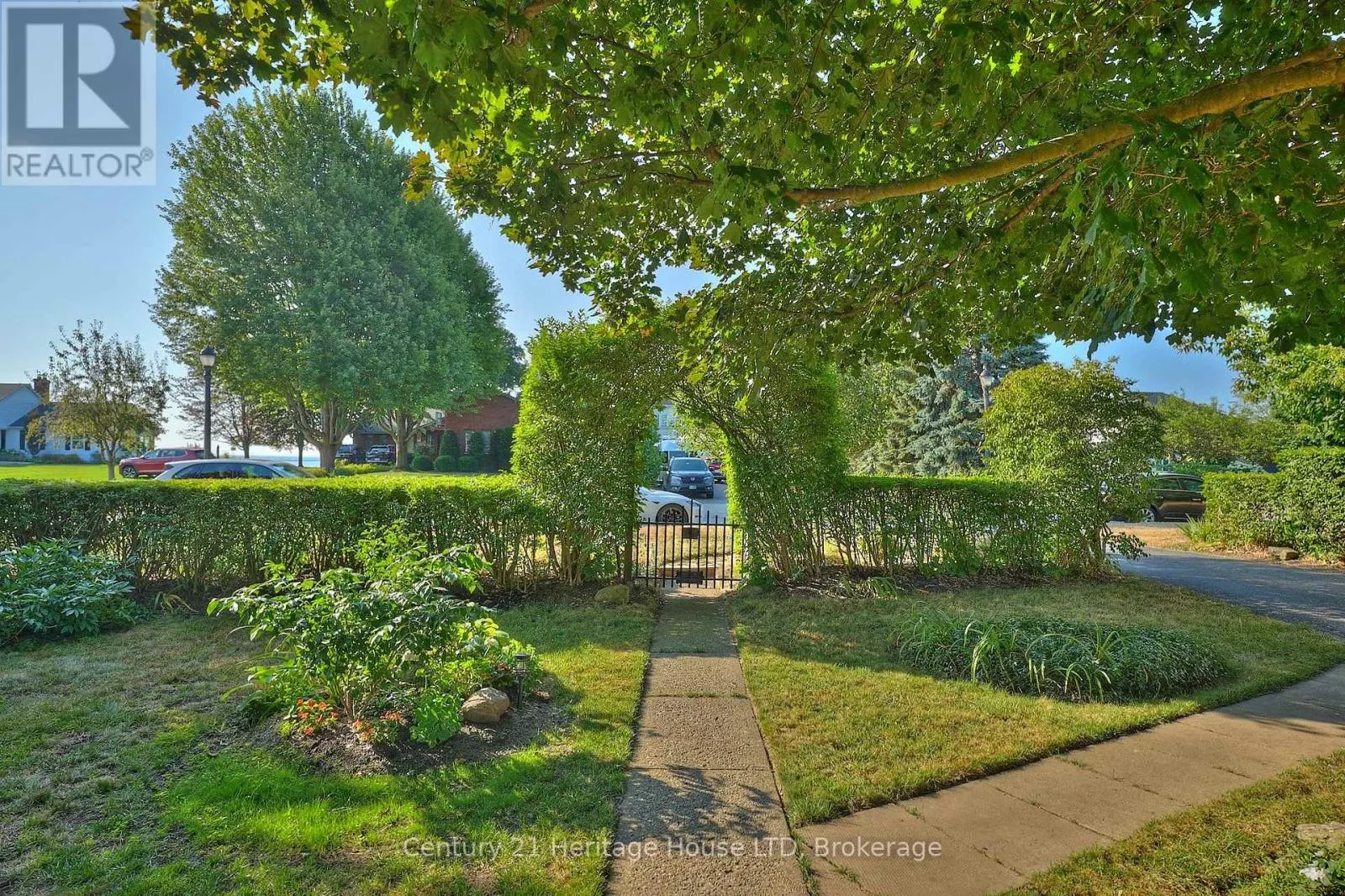 662 LAKESHORE ROAD W
