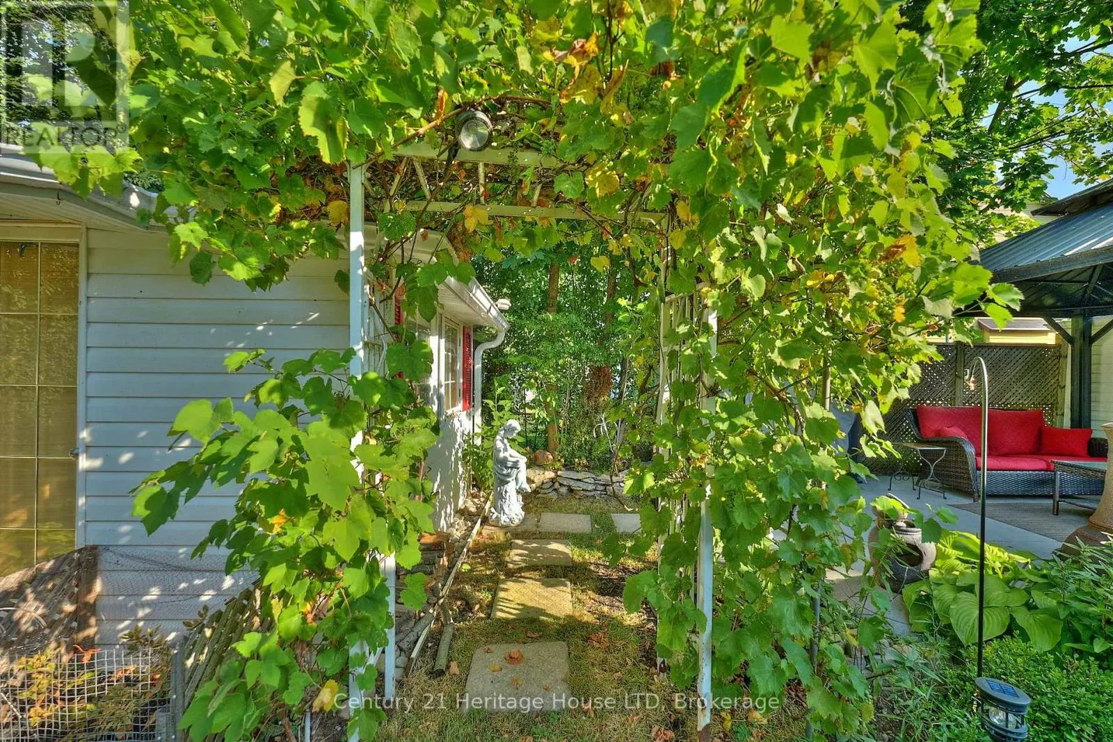 662 LAKESHORE ROAD W