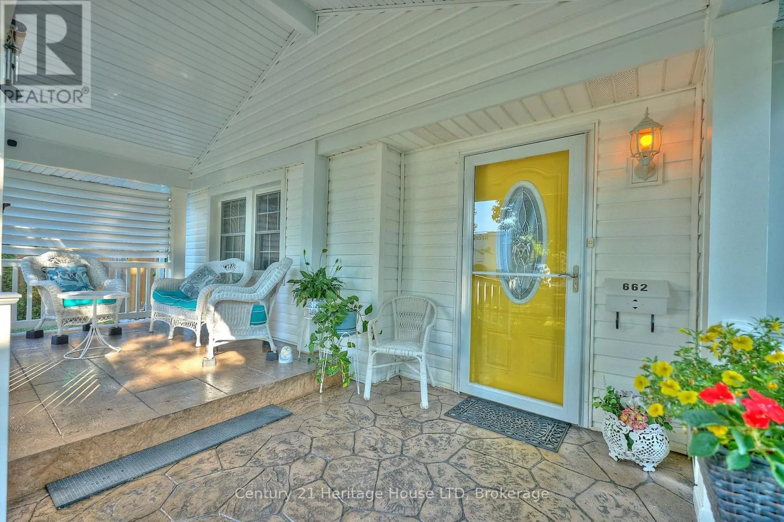662 LAKESHORE ROAD W