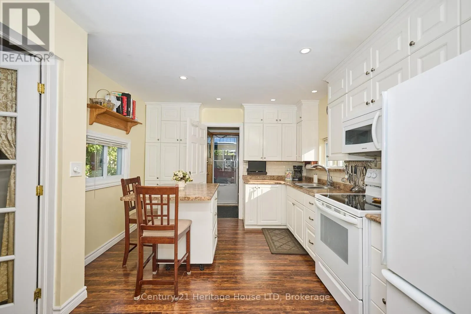 662 LAKESHORE ROAD W