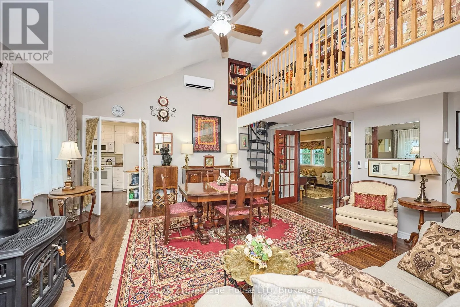 662 LAKESHORE ROAD W