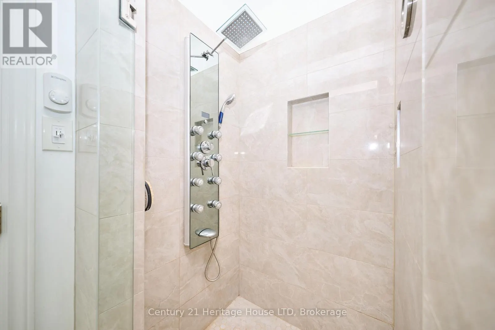 662 LAKESHORE ROAD W