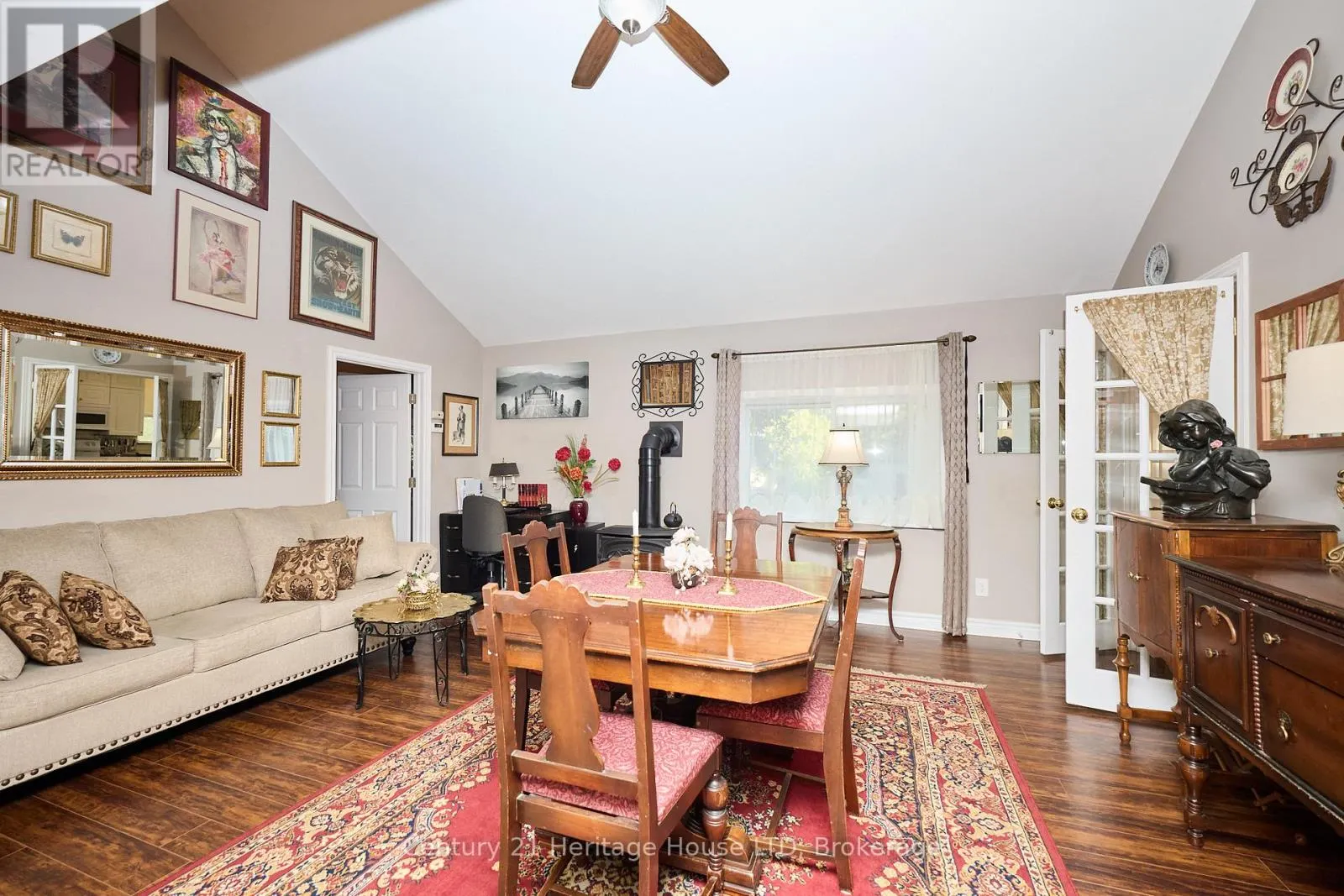 662 LAKESHORE ROAD W