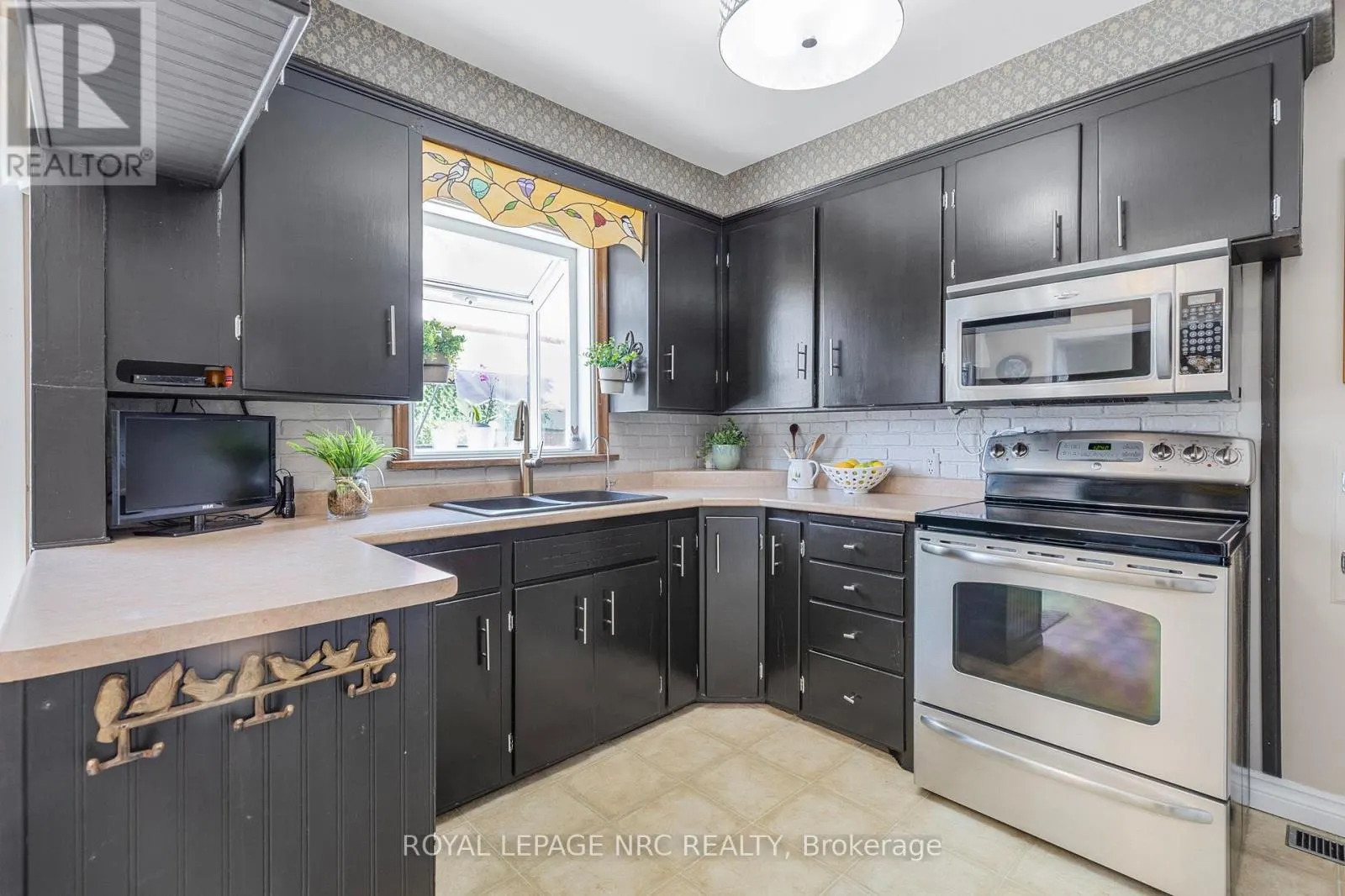 32 WHITTAKER AVENUE