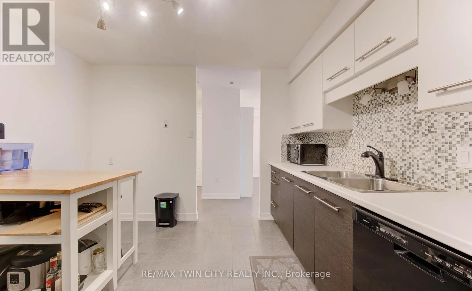 211 - 35 GREEN VALLEY DRIVE