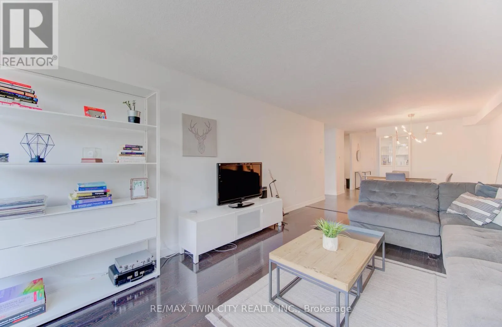211 - 35 GREEN VALLEY DRIVE
