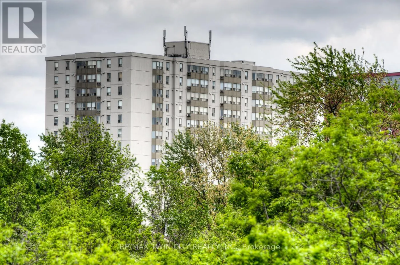 211 - 35 GREEN VALLEY DRIVE