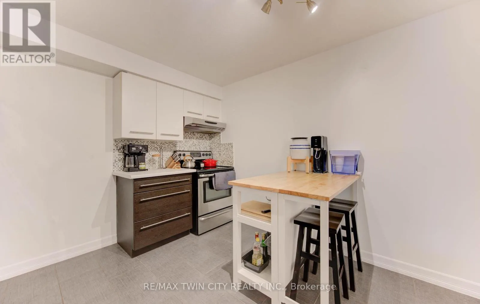 211 - 35 GREEN VALLEY DRIVE