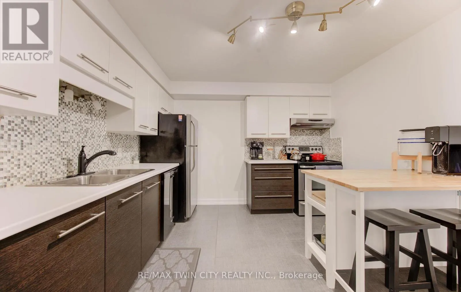 211 - 35 GREEN VALLEY DRIVE