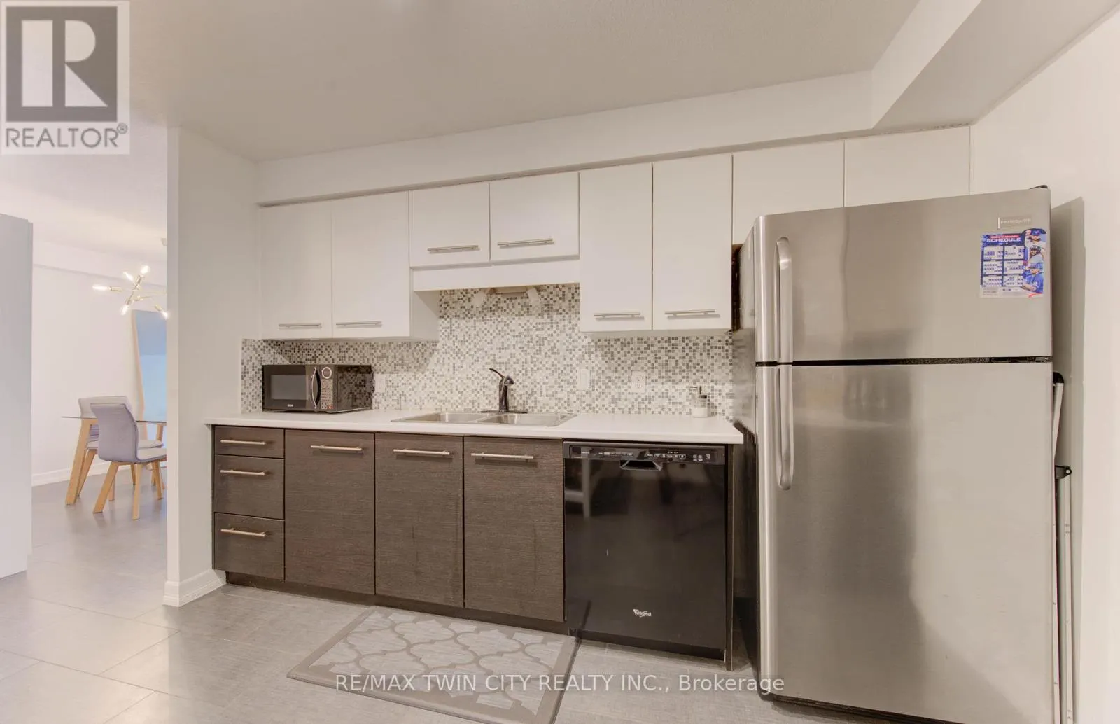 211 - 35 GREEN VALLEY DRIVE