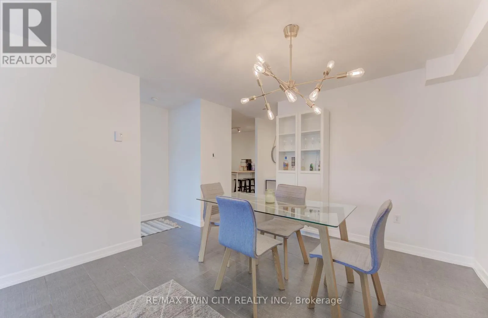 211 - 35 GREEN VALLEY DRIVE