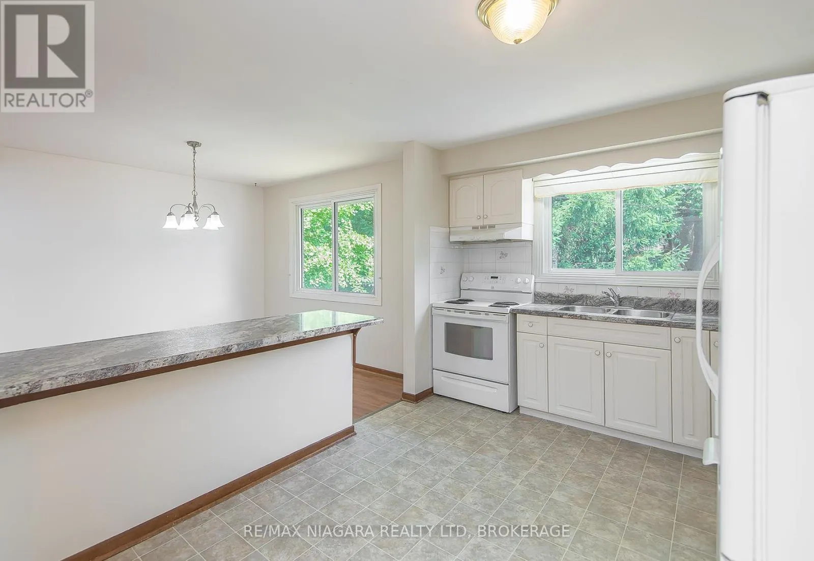 800 FERNDALE AVENUE