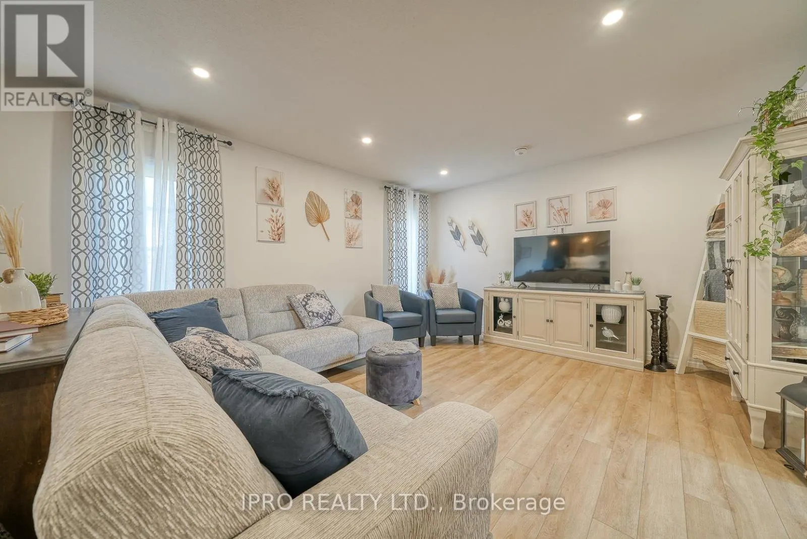 15 CURREN CRESCENT
