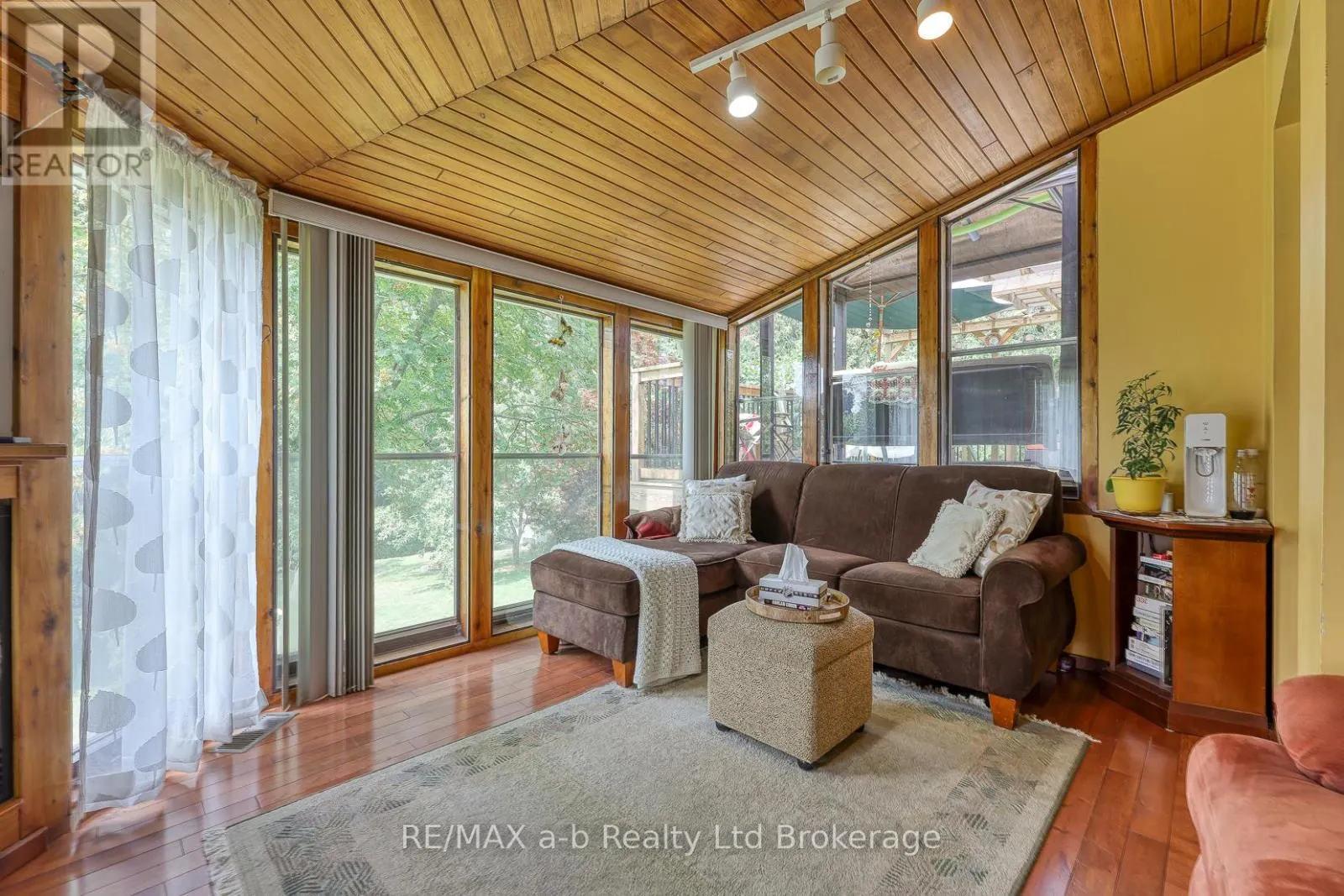 543 HIGHLAND DRIVE