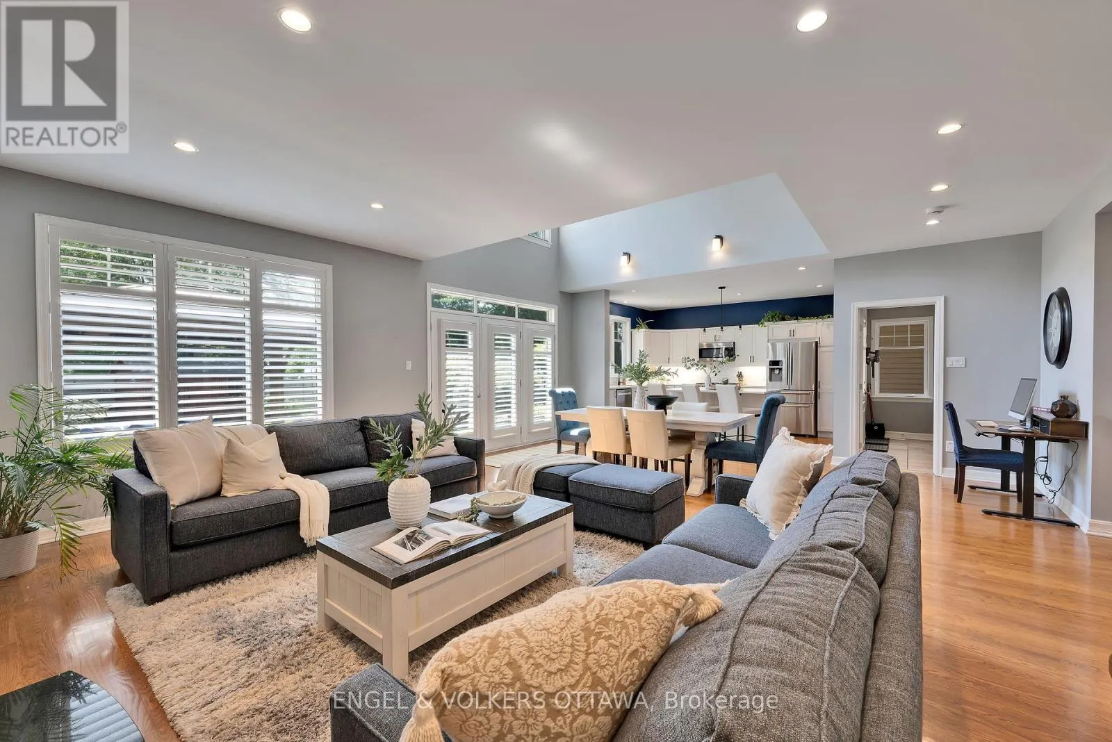 12 OAKBRIAR CRESCENT