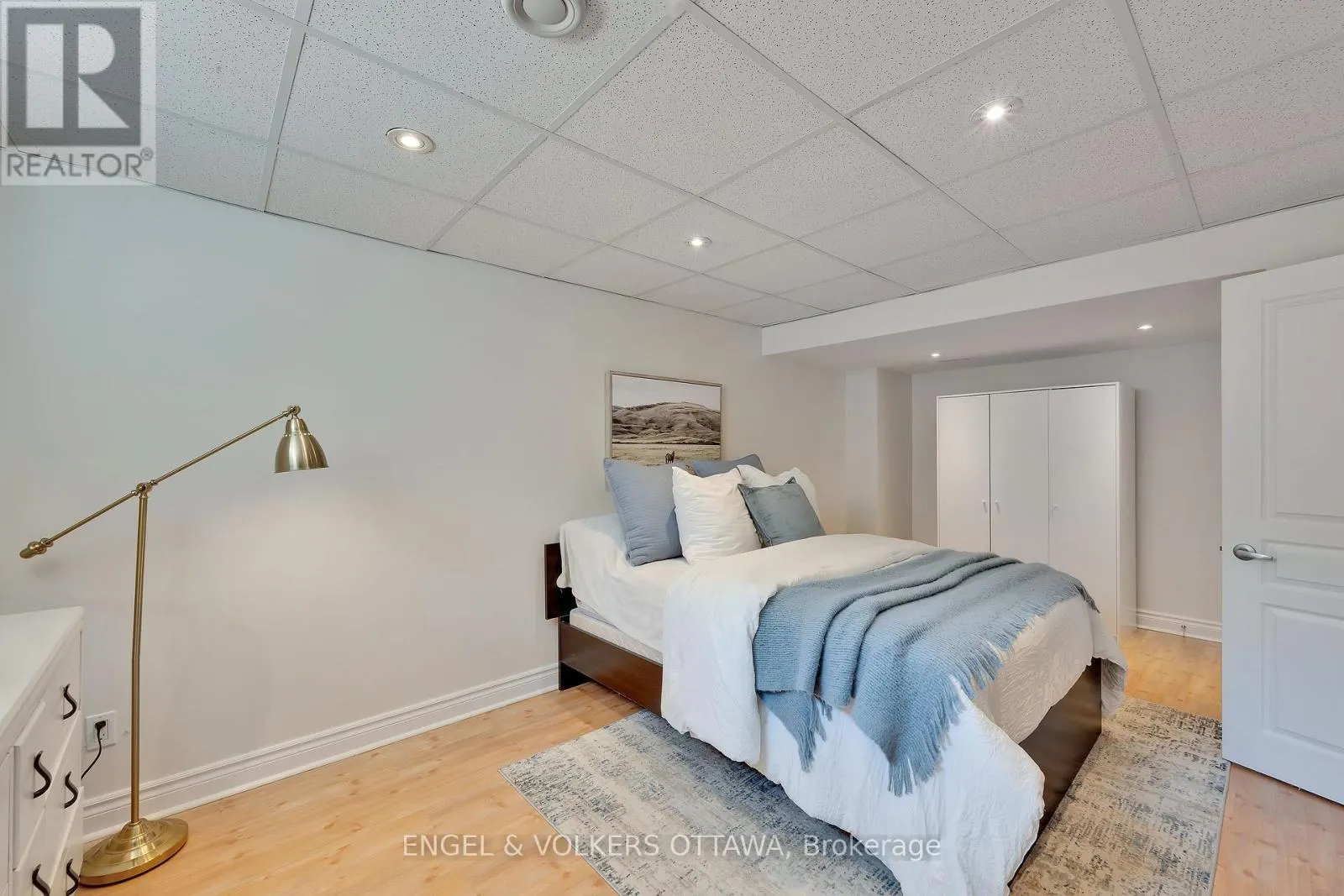 12 OAKBRIAR CRESCENT