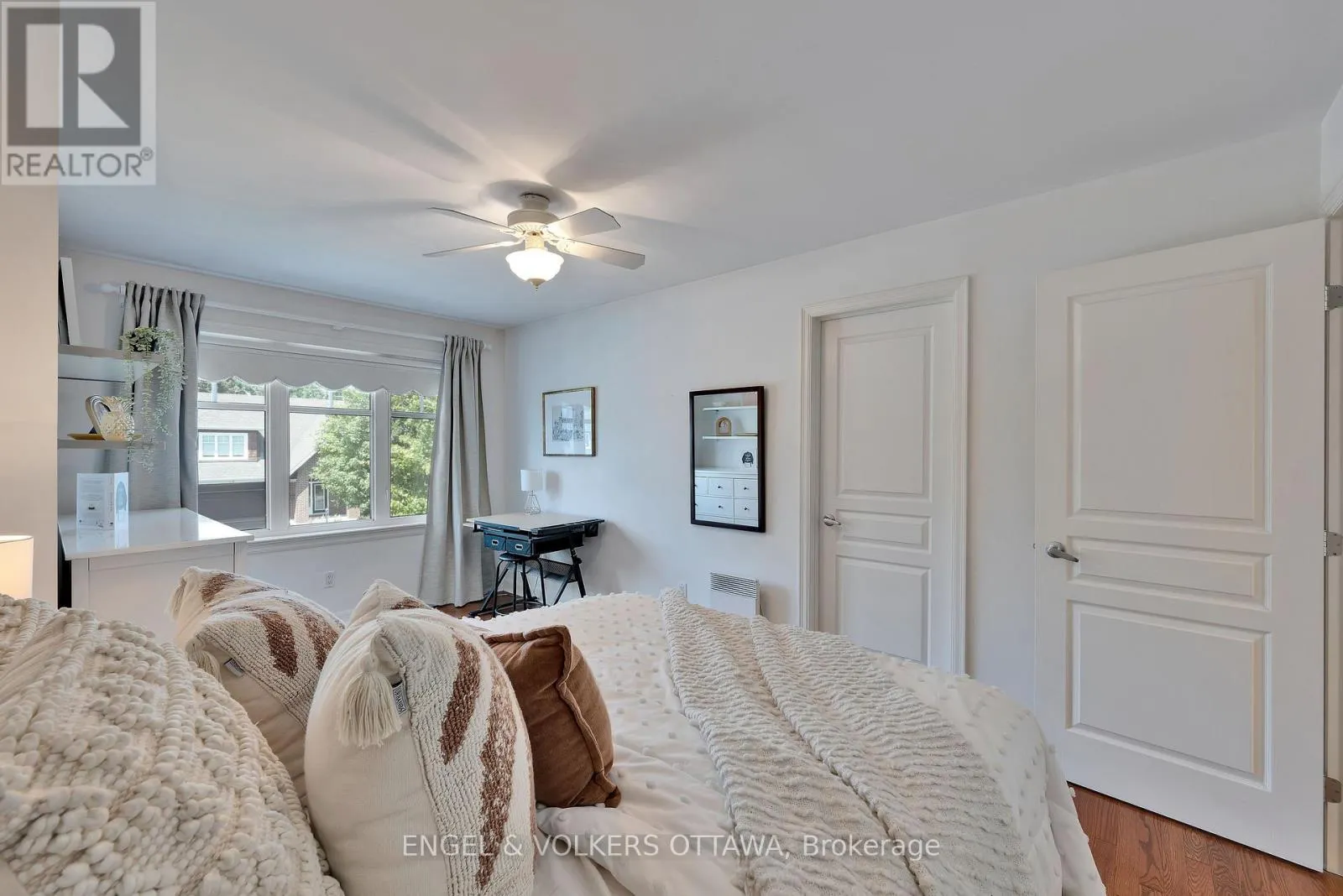 12 OAKBRIAR CRESCENT