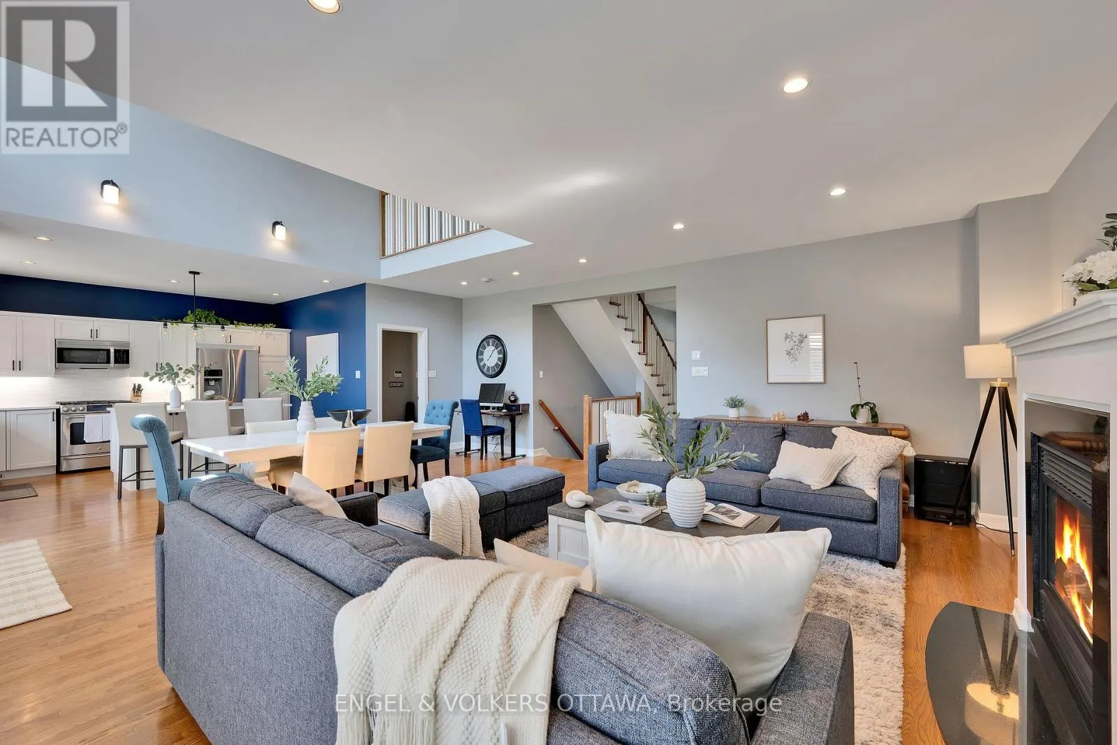 12 OAKBRIAR CRESCENT