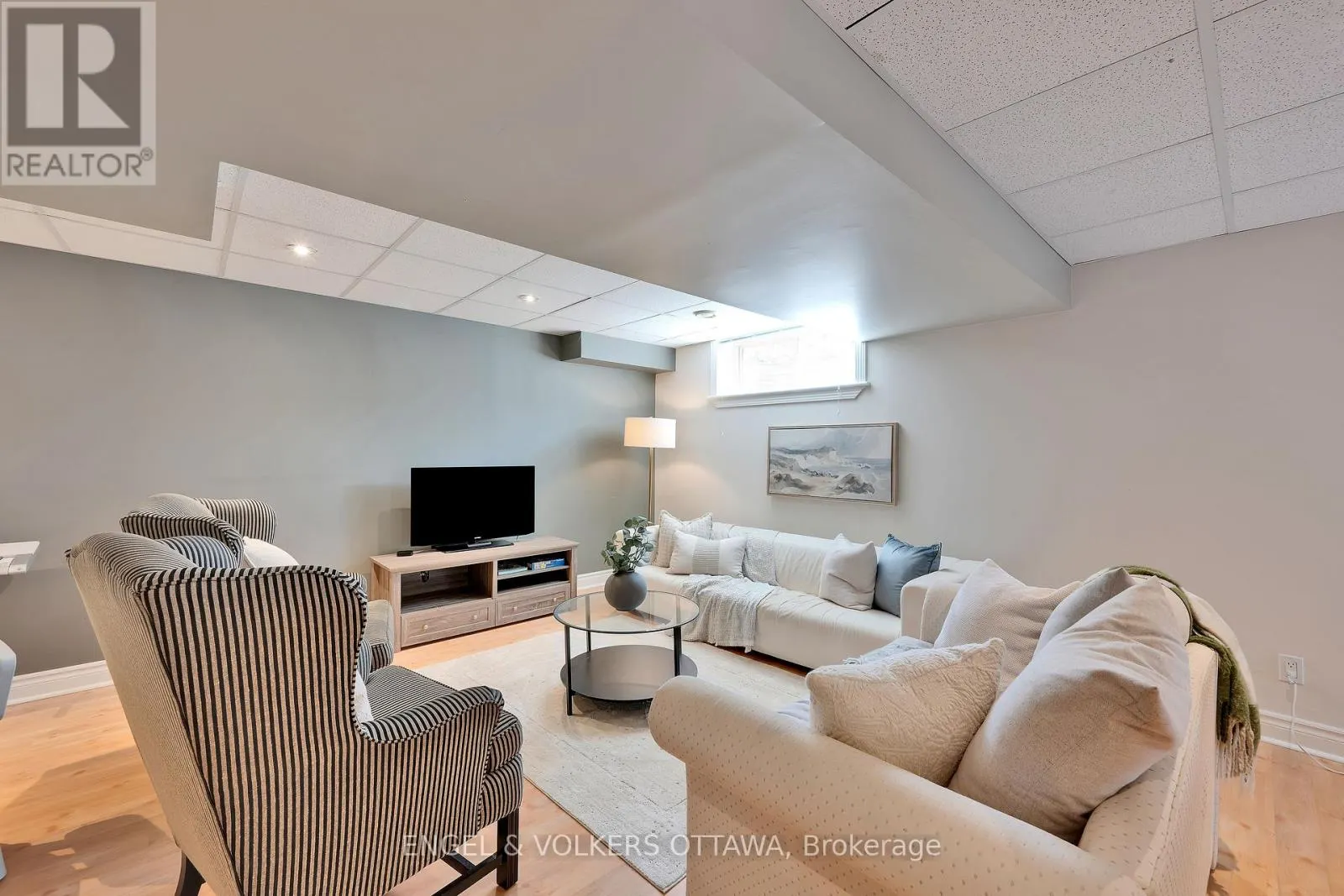 12 OAKBRIAR CRESCENT