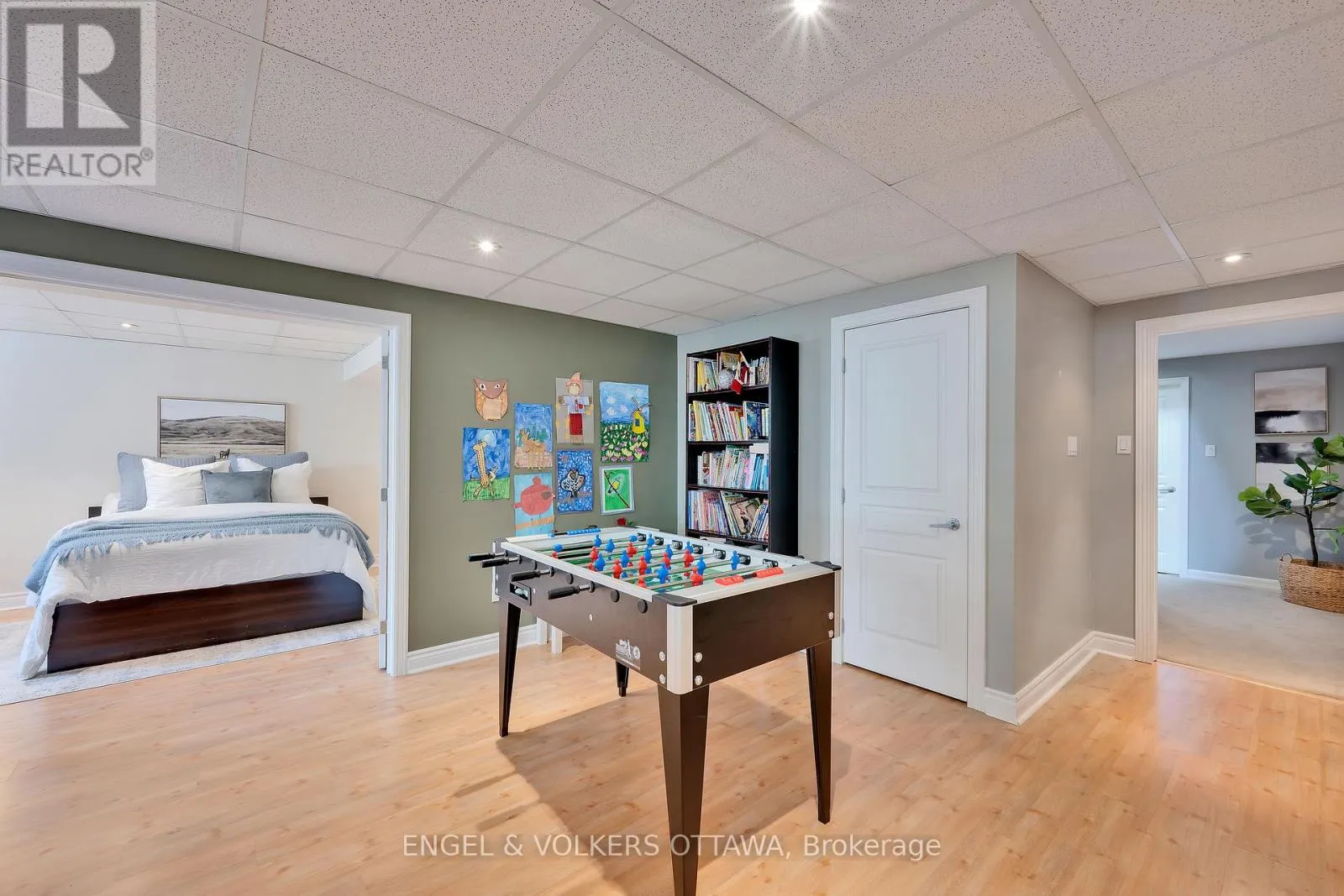 12 OAKBRIAR CRESCENT