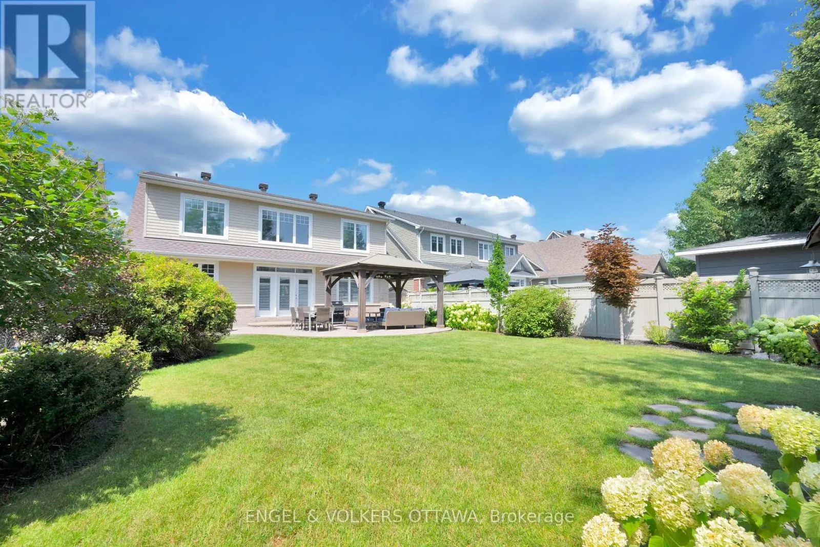 12 OAKBRIAR CRESCENT