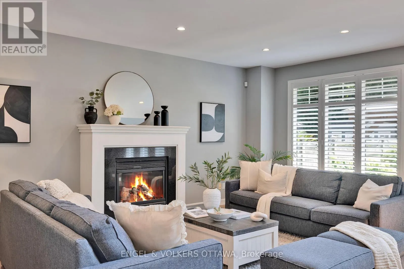 12 OAKBRIAR CRESCENT
