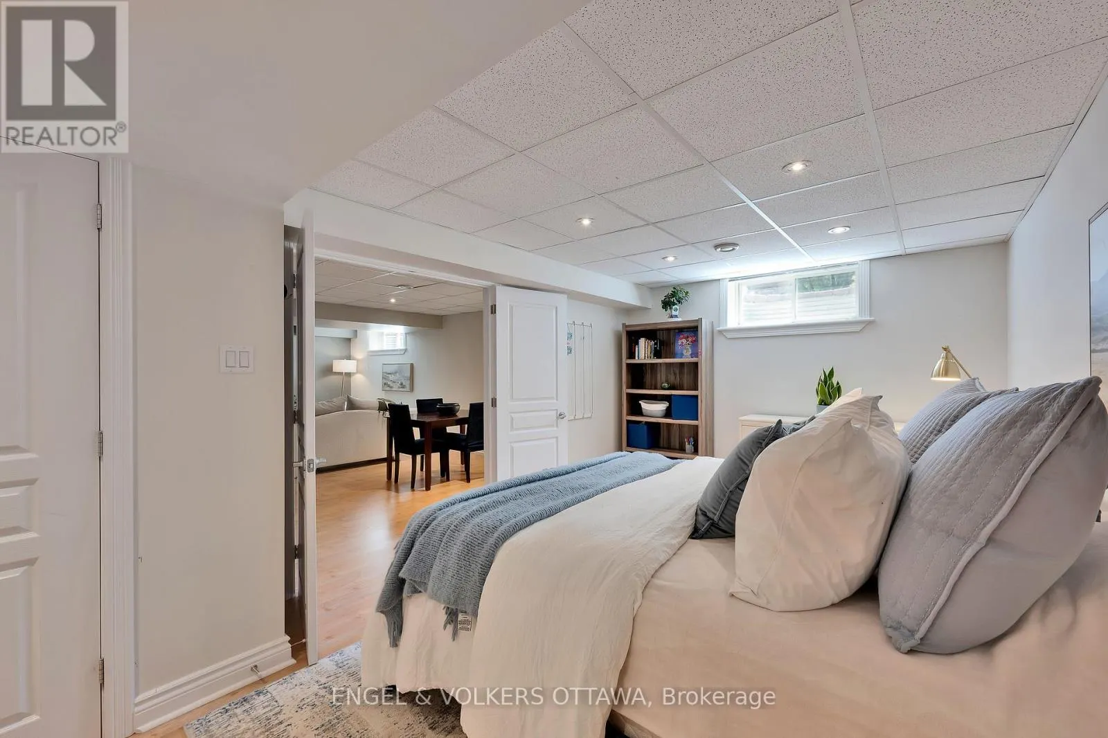 12 OAKBRIAR CRESCENT