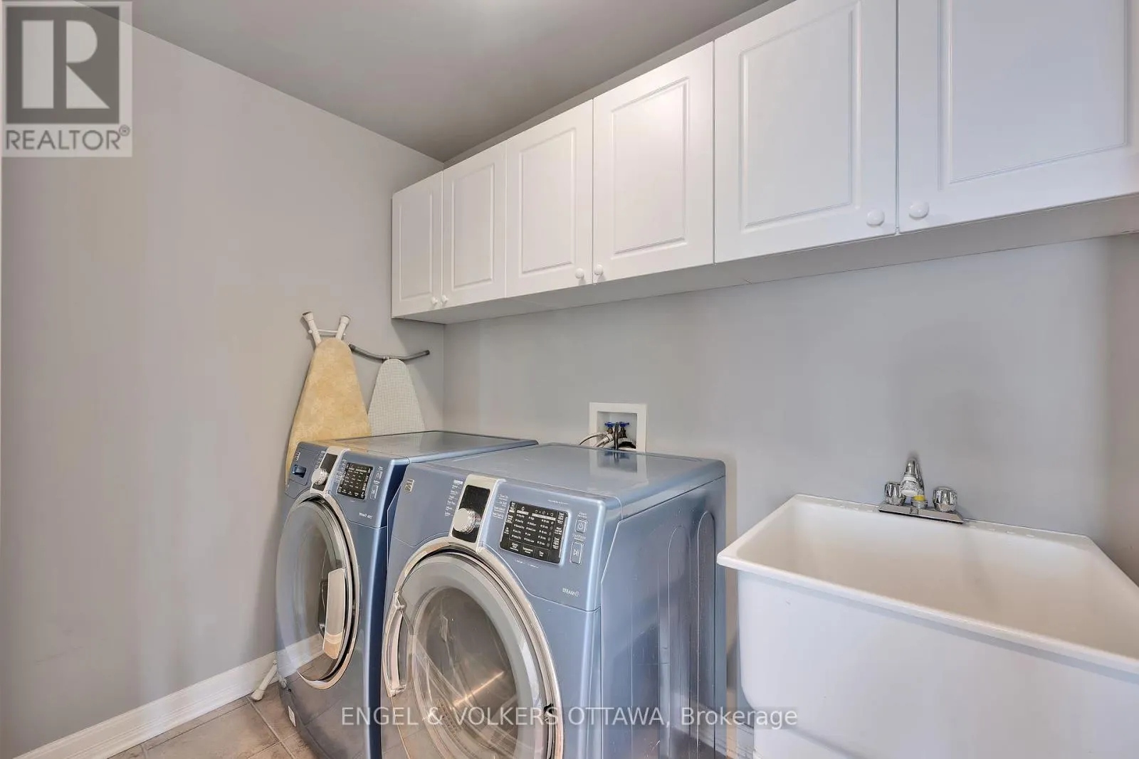 12 OAKBRIAR CRESCENT