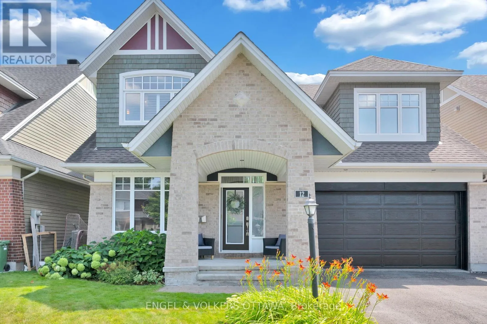 12 OAKBRIAR CRESCENT