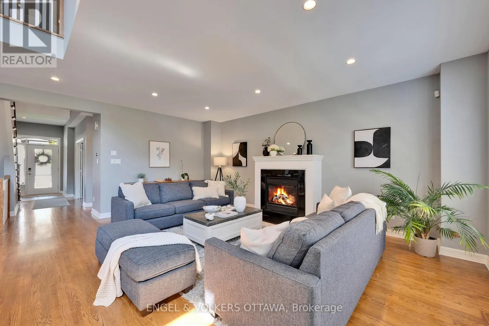 12 OAKBRIAR CRESCENT