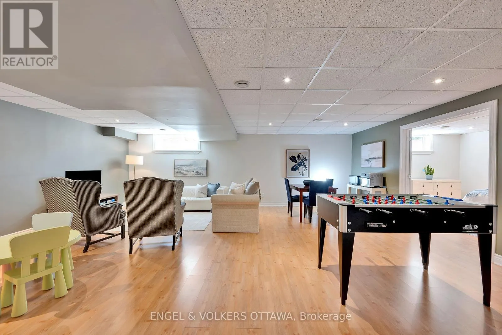 12 OAKBRIAR CRESCENT