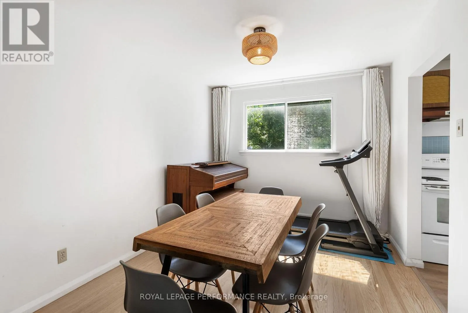 33 WOODVIEW CRESCENT
