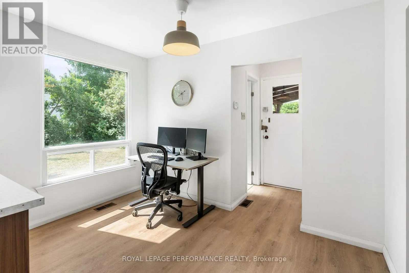 33 WOODVIEW CRESCENT