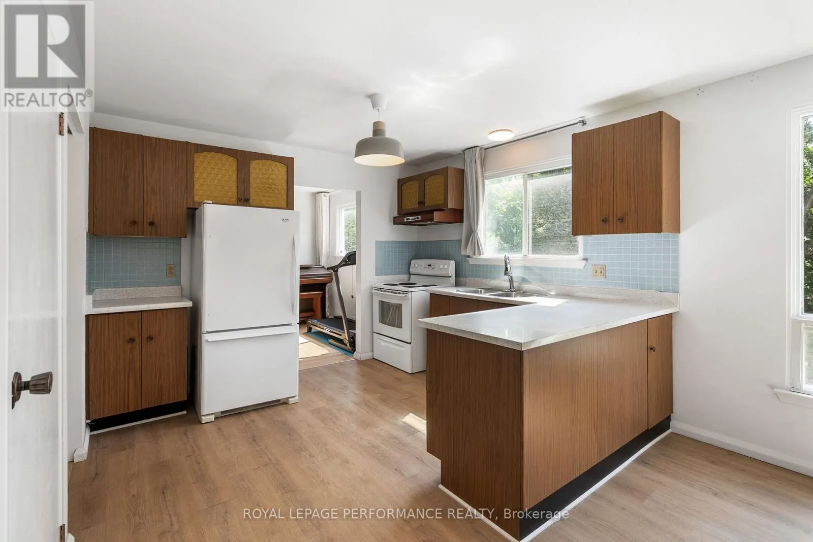 33 WOODVIEW CRESCENT