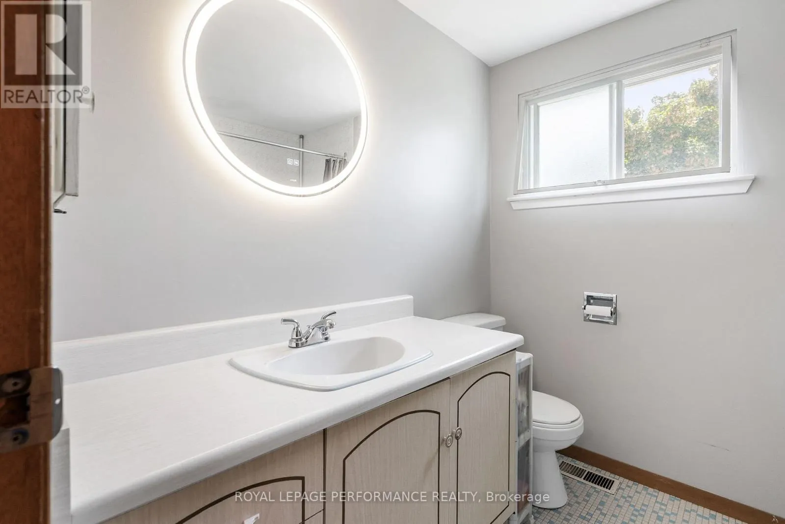 33 WOODVIEW CRESCENT