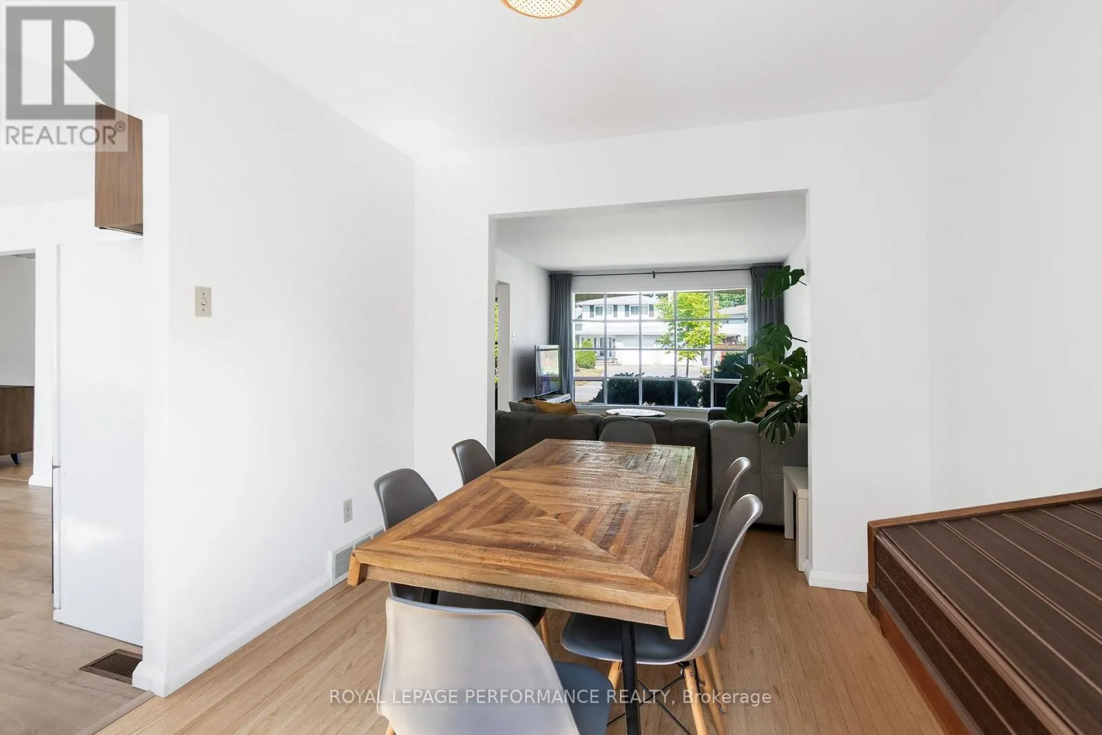 33 WOODVIEW CRESCENT