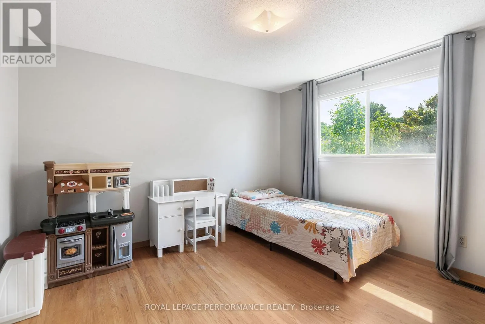 33 WOODVIEW CRESCENT