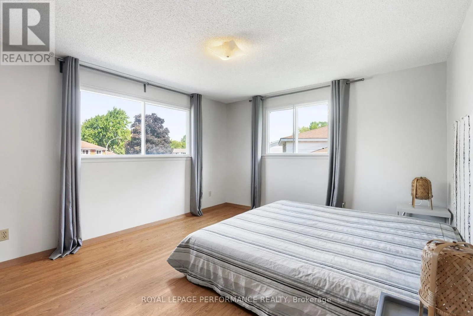 33 WOODVIEW CRESCENT