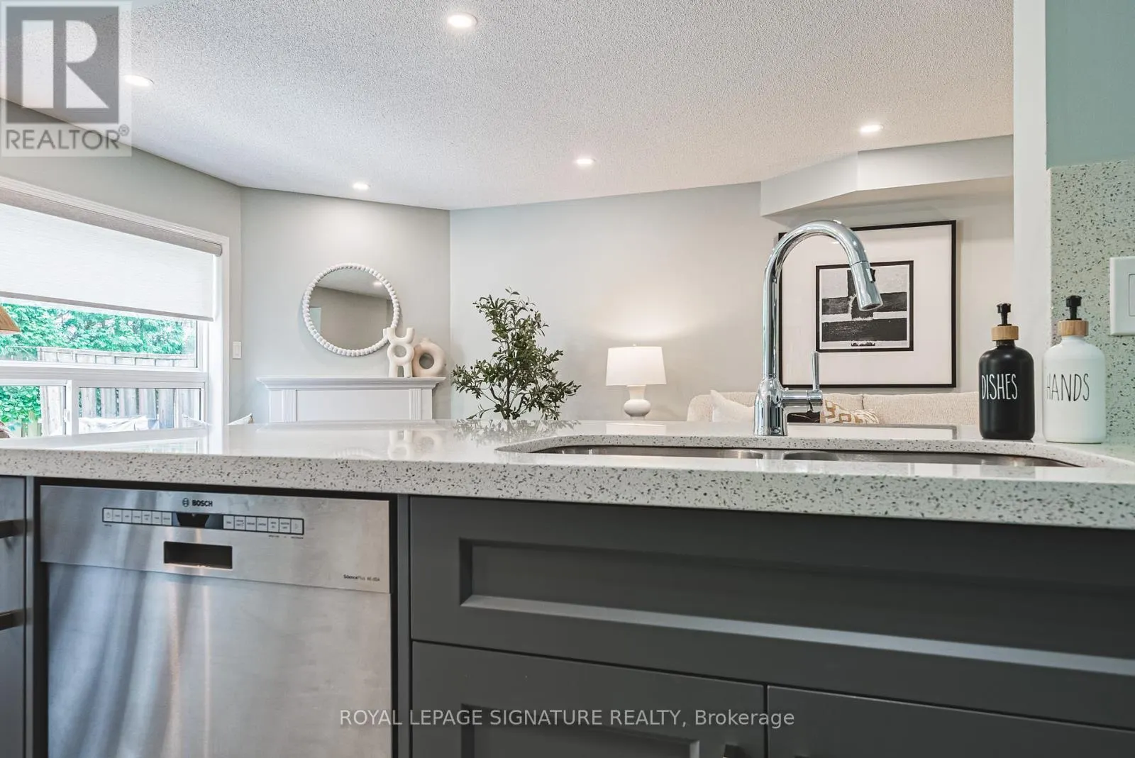 11 - 819 UPPER PARADISE ROAD