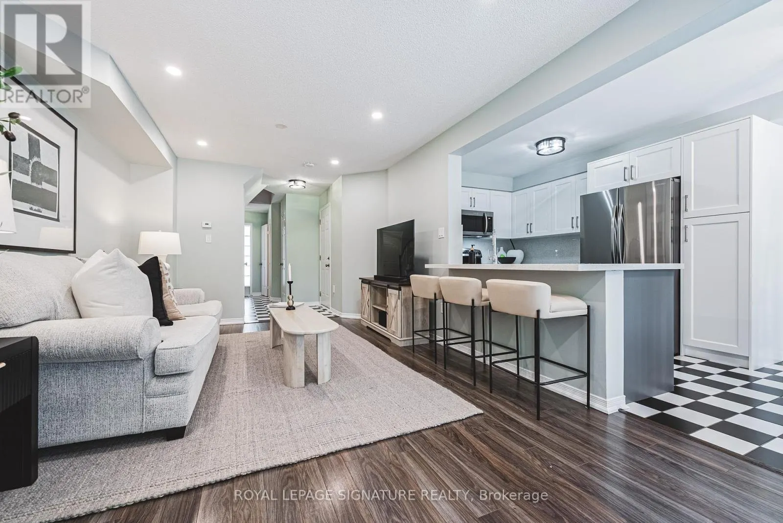 11 - 819 UPPER PARADISE ROAD