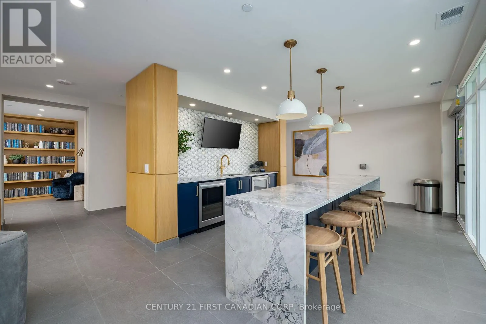 610 - 4286 KING STREET, #610