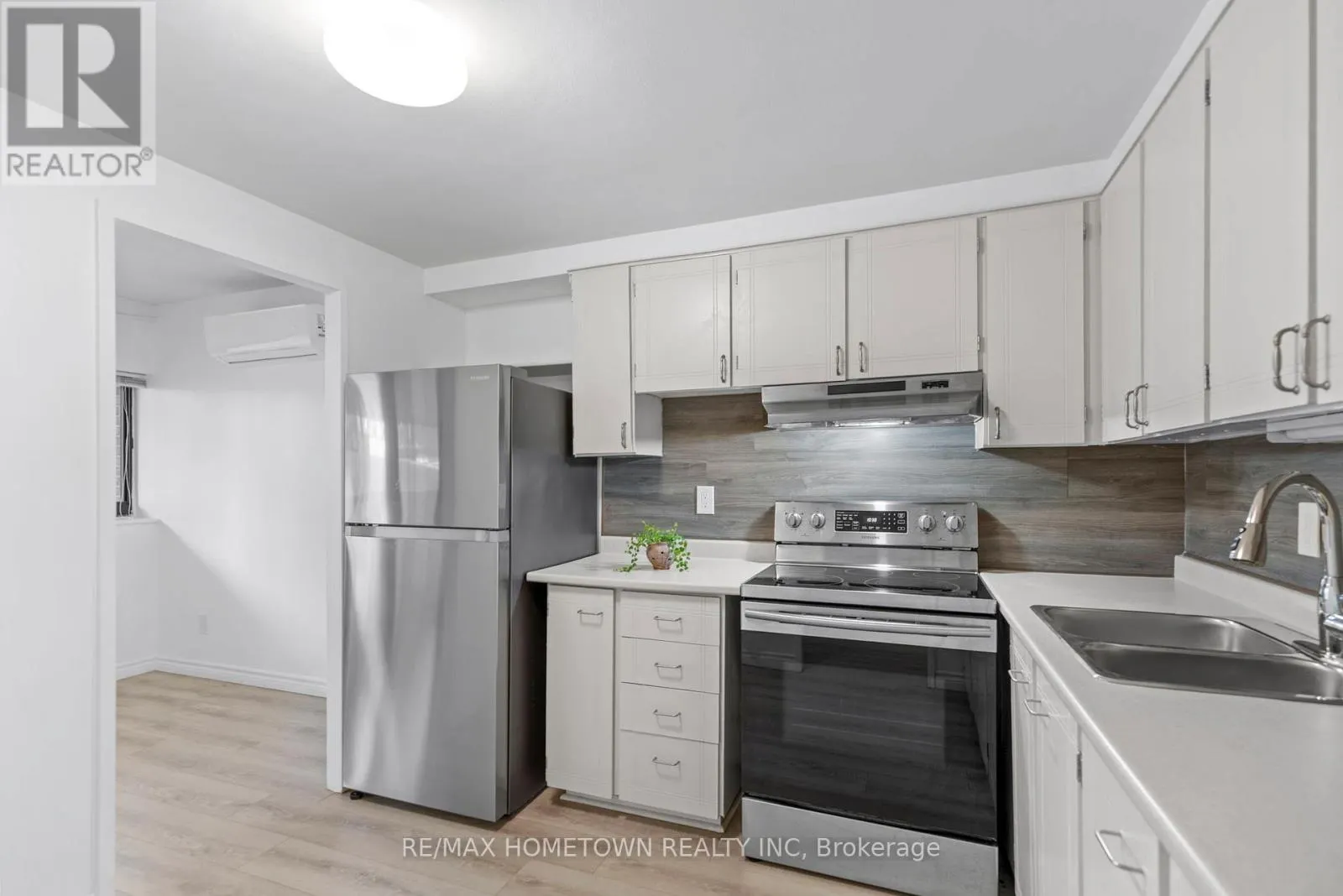 304 - 109 KING STREET E