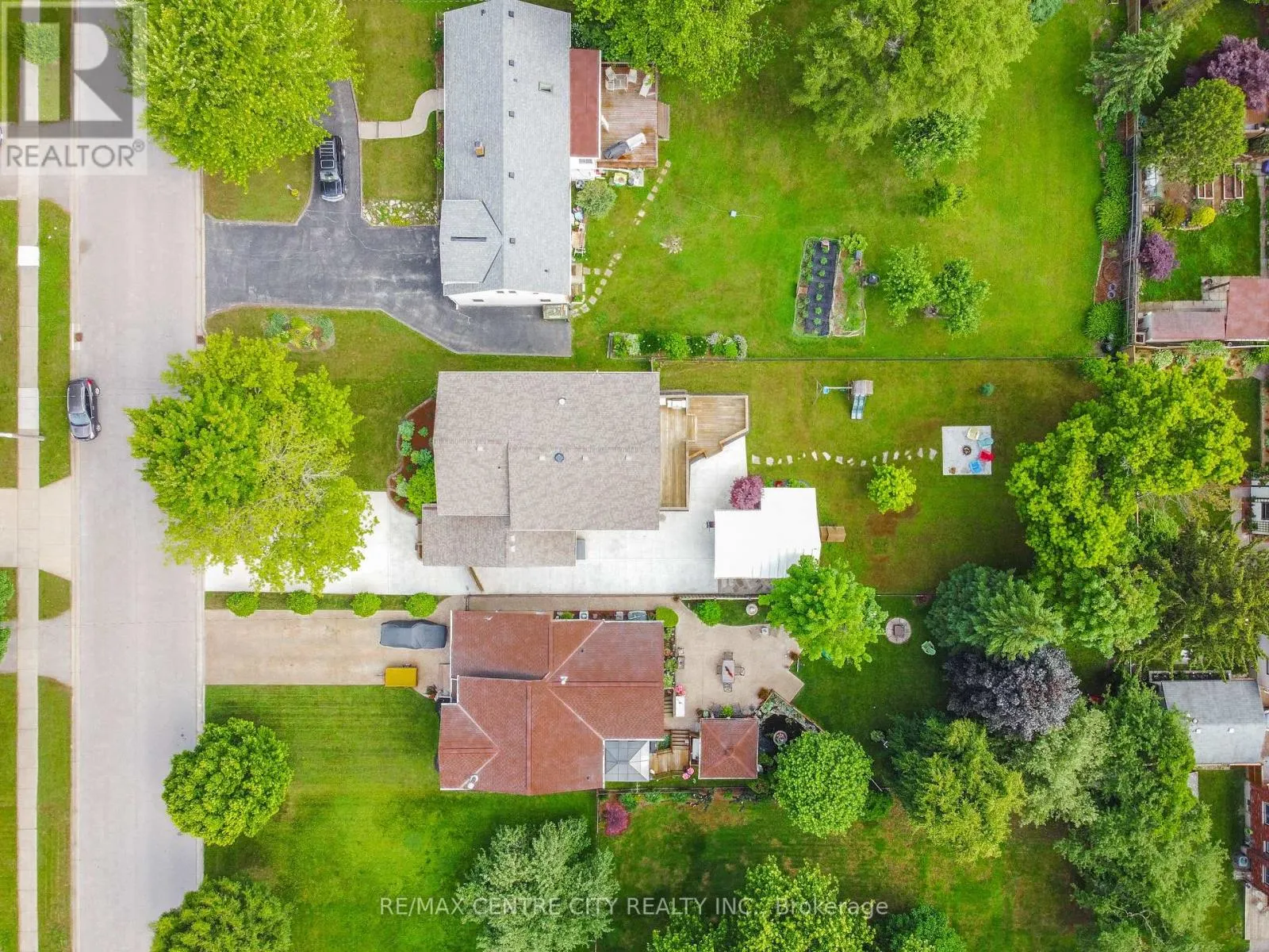1018 WILLOW DRIVE