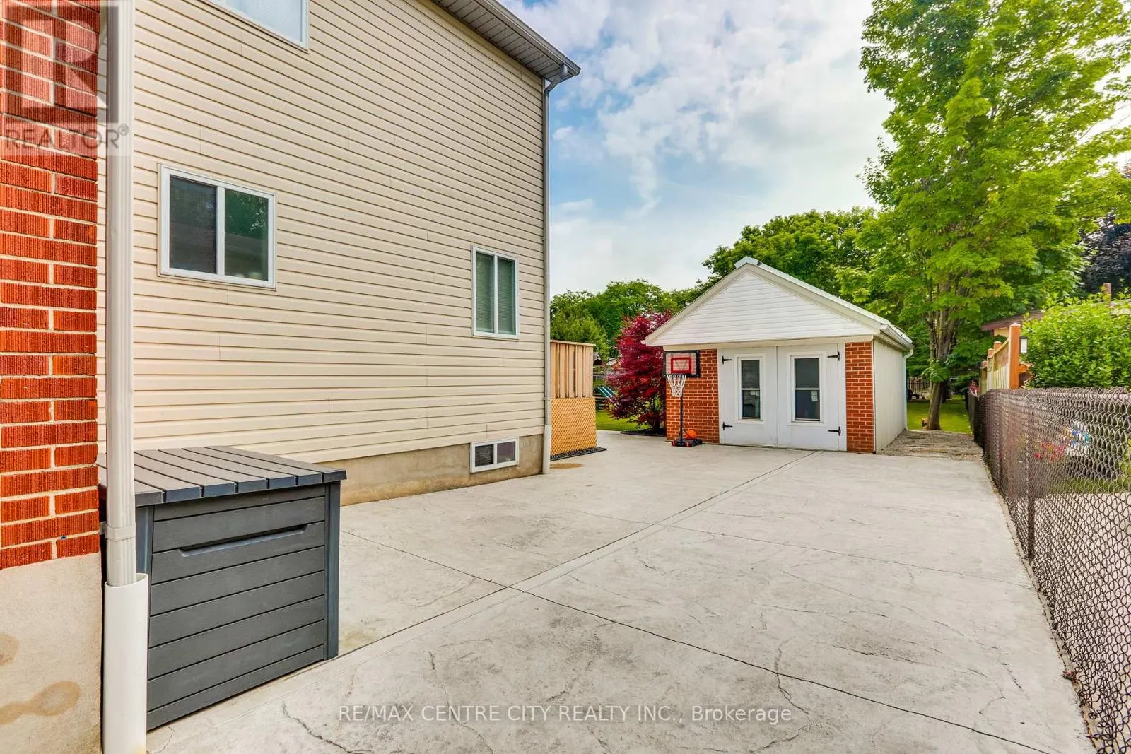 1018 WILLOW DRIVE