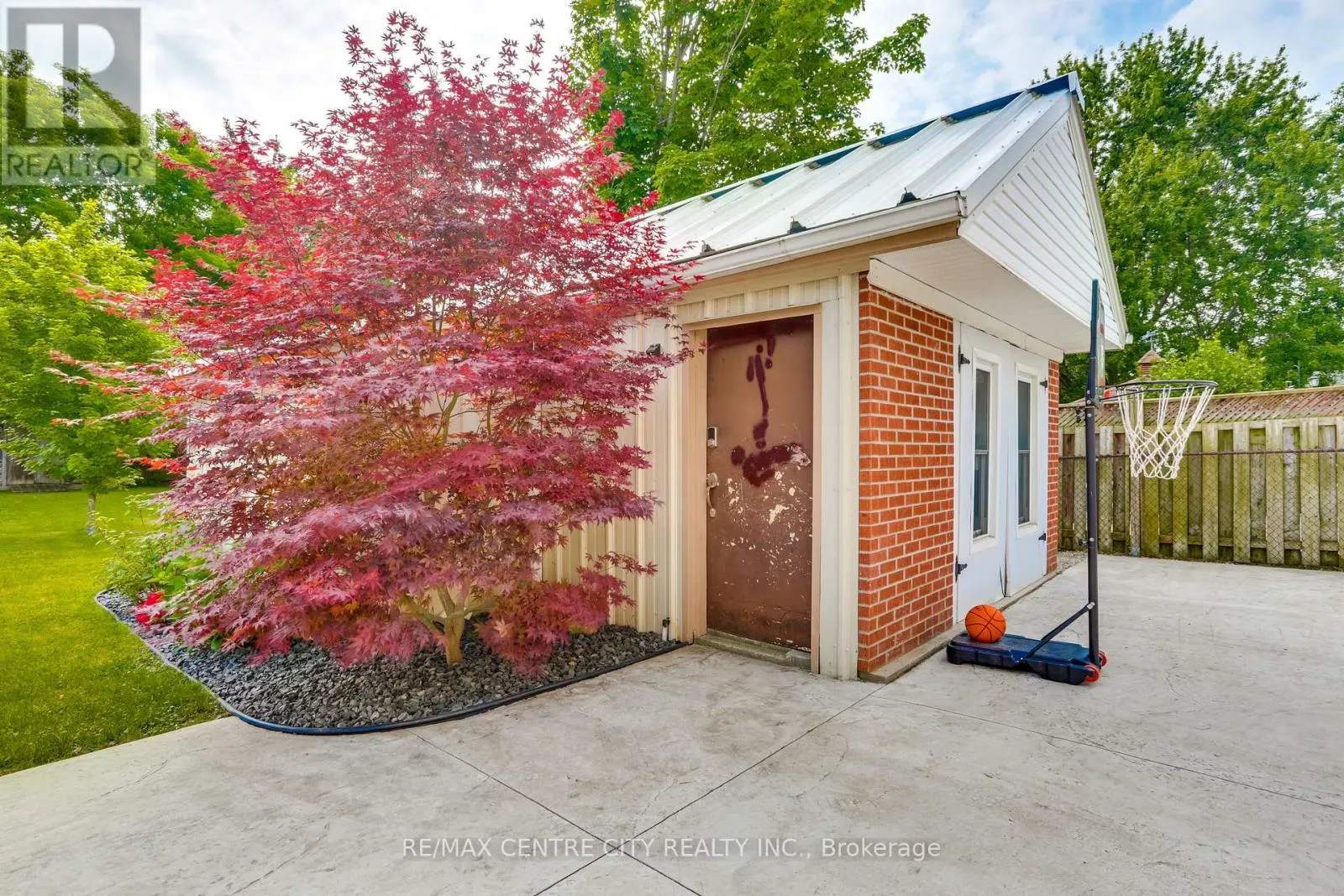 1018 WILLOW DRIVE
