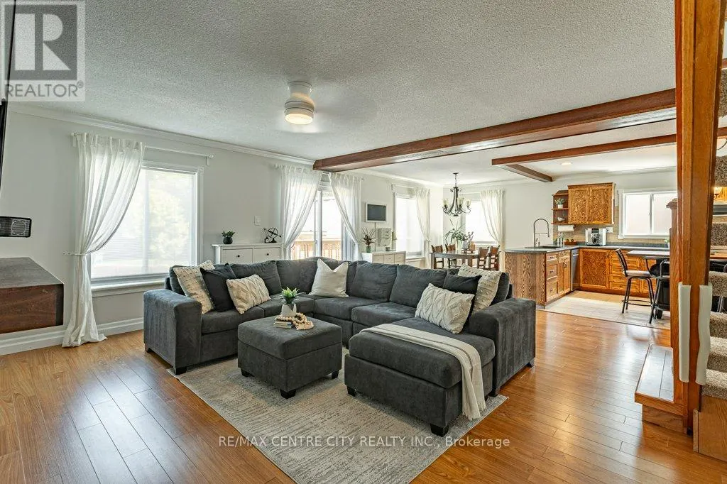 1018 WILLOW DRIVE