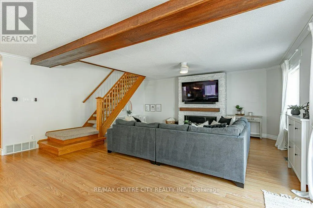1018 WILLOW DRIVE