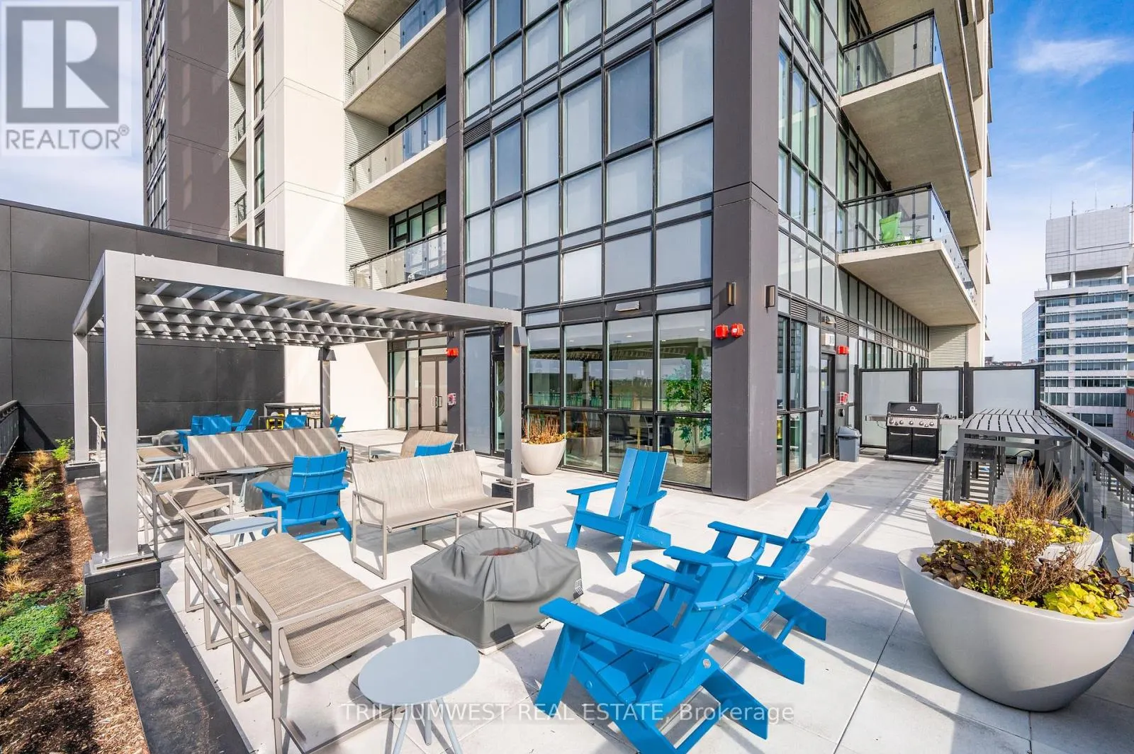4 - 60 CHARLES STREET W